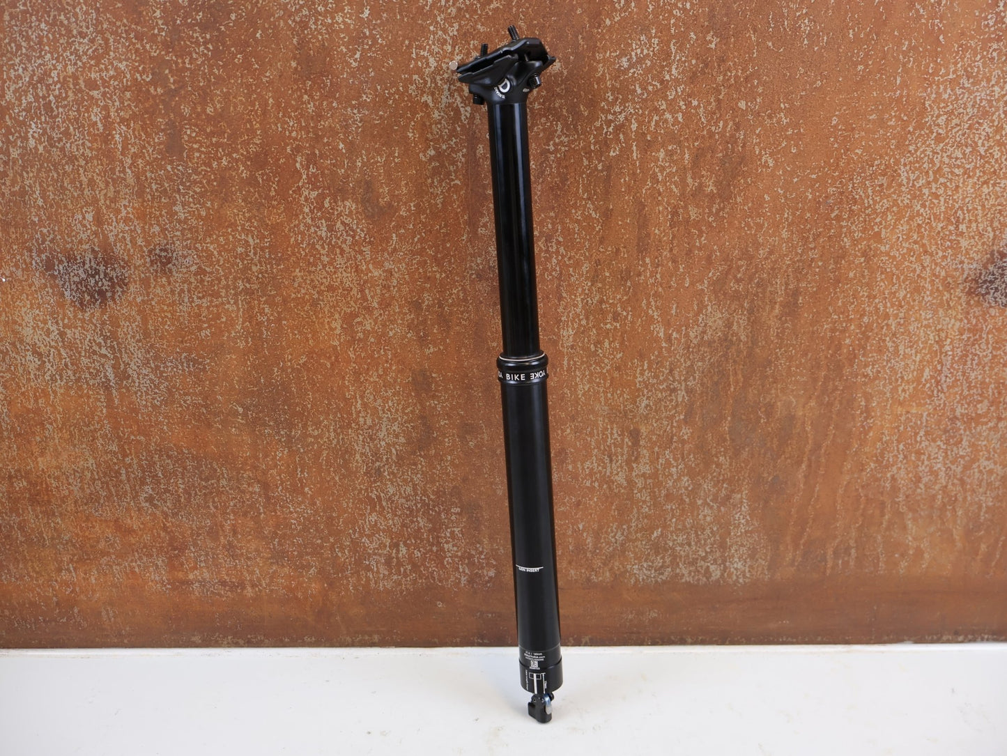 Sattelstütze von Bikeyoke, BIKEYOKE DIVINE 160MM DROPPERPOST SATTELSTÜTZE 31.6 MM vor USEDBIKES-OB.DE Hintergrund