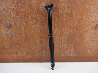 Sattelstütze von Bikeyoke, BIKEYOKE DIVINE 160MM DROPPERPOST SATTELSTÜTZE 31.6 MM vor USEDBIKES-OB.DE Hintergrund