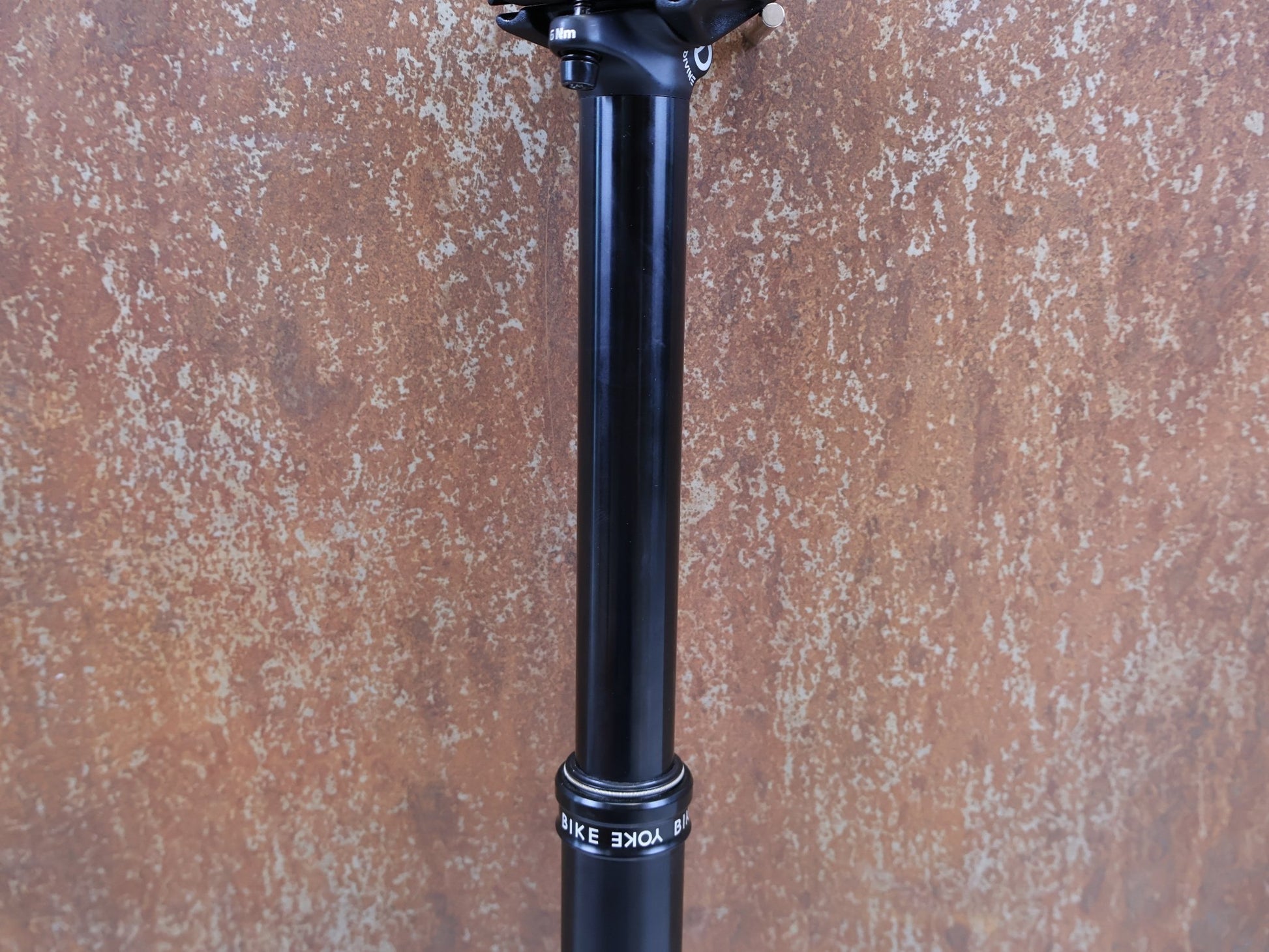 Sattelstütze von Bikeyoke, BIKEYOKE DIVINE 160MM DROPPERPOST SATTELSTÜTZE 31.6 MM vor USEDBIKES-OB.DE Hintergrund