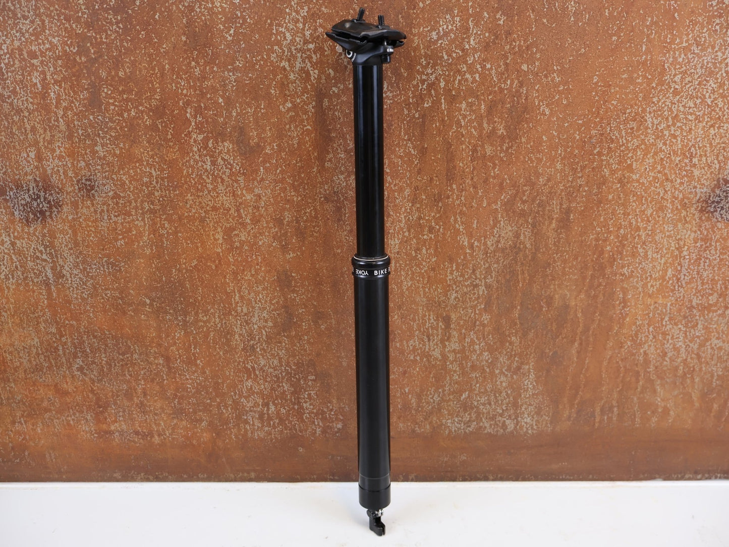 Sattelstütze von Bikeyoke, BIKEYOKE DIVINE 160MM DROPPERPOST SATTELSTÜTZE 31.6 MM vor USEDBIKES-OB.DE Hintergrund