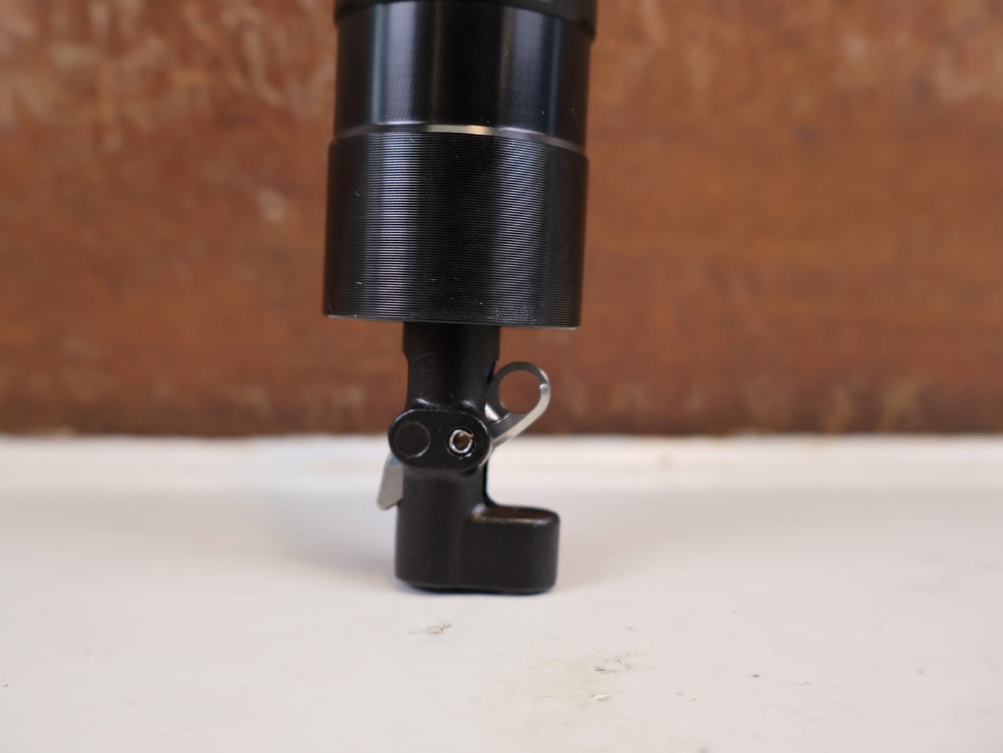 Sattelstütze von Bikeyoke, BIKEYOKE DIVINE 160MM DROPPERPOST SATTELSTÜTZE 31.6 MM vor USEDBIKES-OB.DE Hintergrund