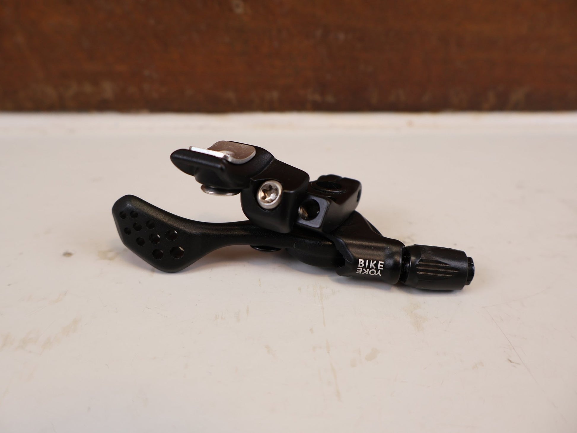 Sattelstütze von Bikeyoke, BIKEYOKE DIVINE 160MM DROPPERPOST SATTELSTÜTZE 31.6 MM vor USEDBIKES-OB.DE Hintergrund