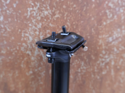 Sattelstütze von Bikeyoke, BIKEYOKE DIVINE 160MM DROPPERPOST SATTELSTÜTZE 31.6 MM vor USEDBIKES-OB.DE Hintergrund