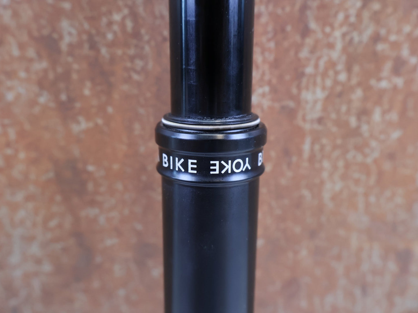 Sattelstütze von Bikeyoke, BIKEYOKE DIVINE 160MM DROPPERPOST SATTELSTÜTZE 31.6 MM vor USEDBIKES-OB.DE Hintergrund