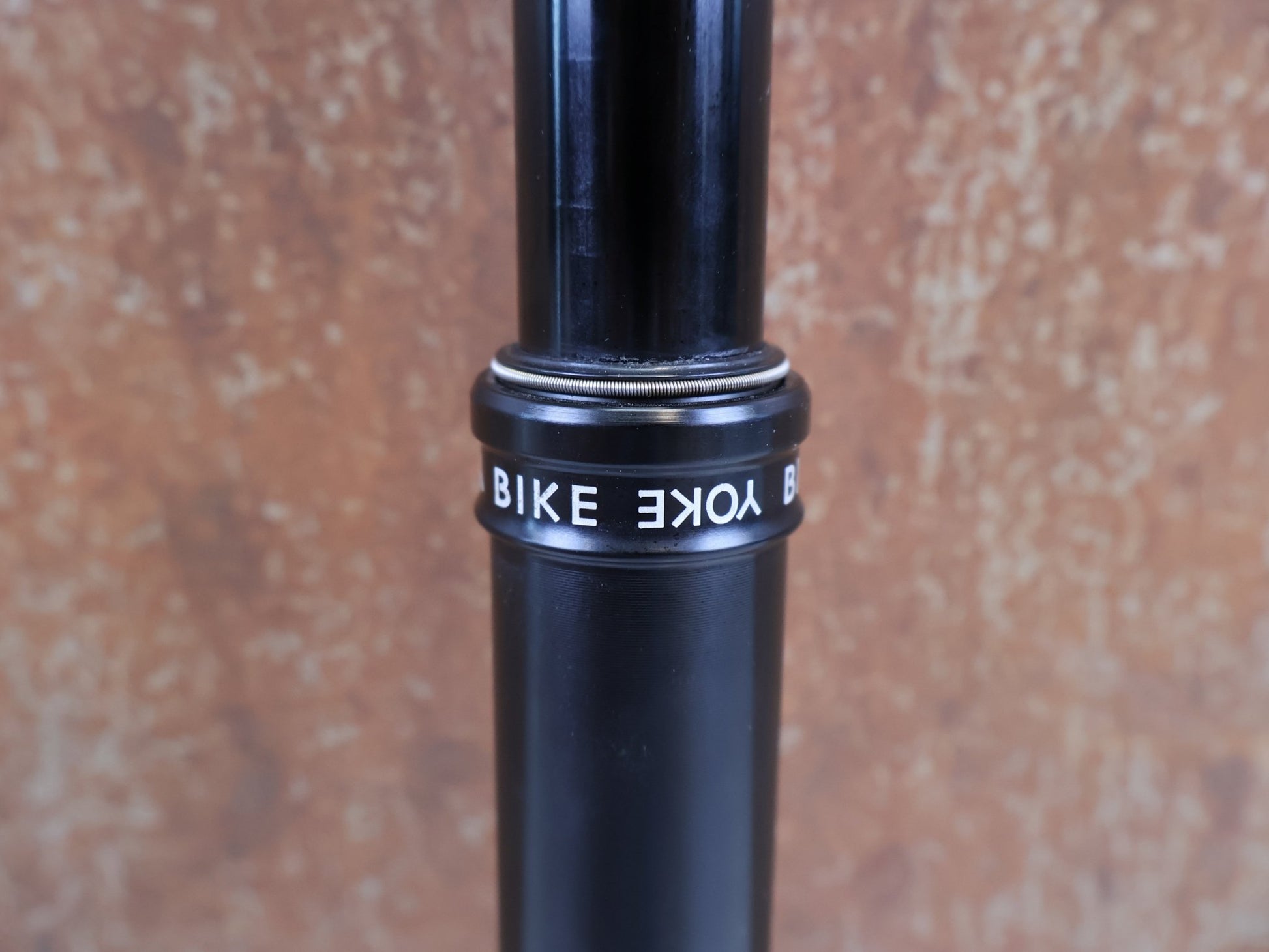Sattelstütze von Bikeyoke, BIKEYOKE DIVINE 160MM DROPPERPOST SATTELSTÜTZE 31.6 MM vor USEDBIKES-OB.DE Hintergrund
