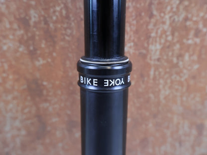 Sattelstütze von Bikeyoke, BIKEYOKE DIVINE 160MM DROPPERPOST SATTELSTÜTZE 31.6 MM vor USEDBIKES-OB.DE Hintergrund