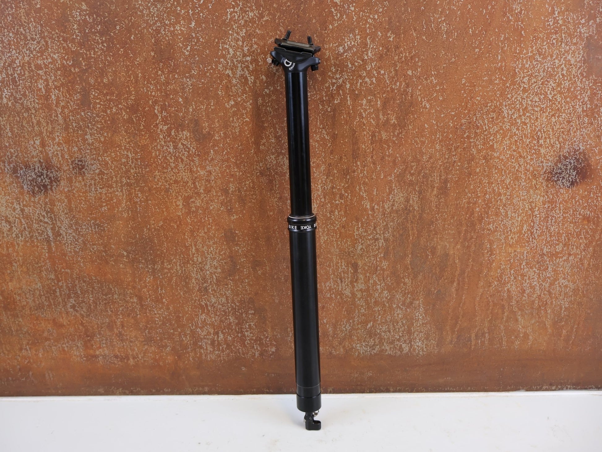 Sattelstütze von Bikeyoke, BIKEYOKE DIVINE 160MM DROPPERPOST SATTELSTÜTZE 31.6 MM vor USEDBIKES-OB.DE Hintergrund