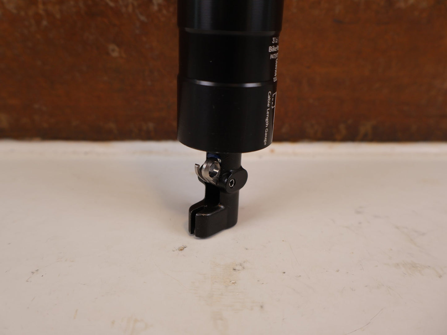 Sattelstütze von Bikeyoke, BIKEYOKE DIVINE 160MM DROPPERPOST SATTELSTÜTZE 31.6 MM vor USEDBIKES-OB.DE Hintergrund