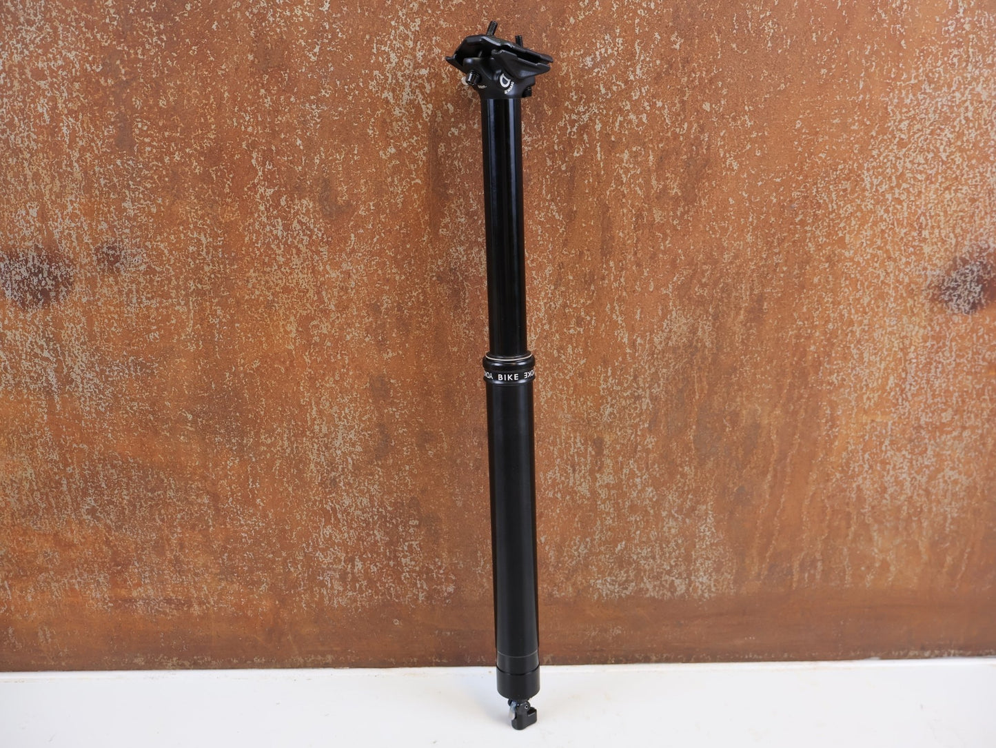 Sattelstütze von Bikeyoke, BIKEYOKE DIVINE 160MM DROPPERPOST SATTELSTÜTZE 31.6 MM vor USEDBIKES-OB.DE Hintergrund