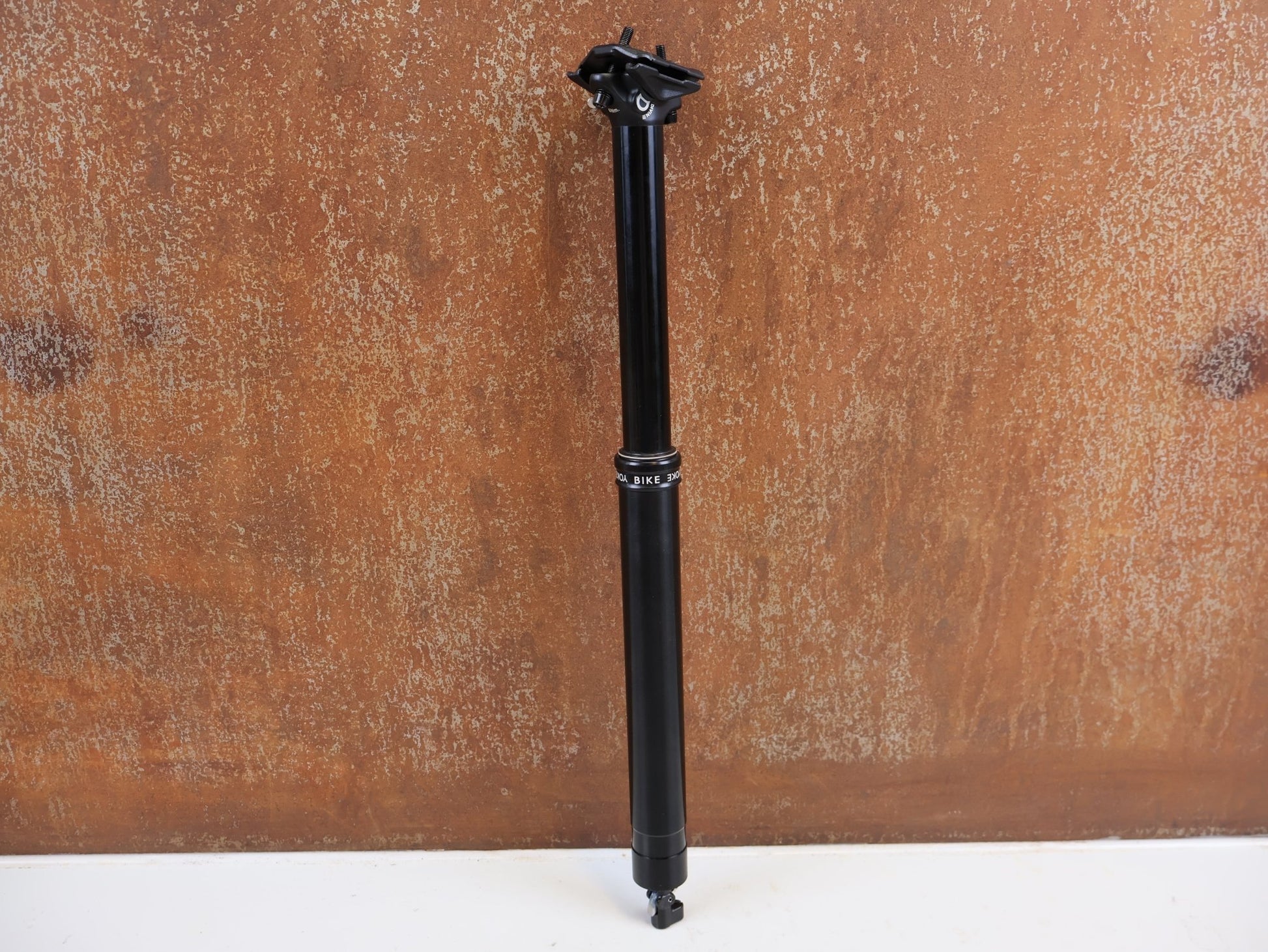 Sattelstütze von Bikeyoke, BIKEYOKE DIVINE 160MM DROPPERPOST SATTELSTÜTZE 31.6 MM vor USEDBIKES-OB.DE Hintergrund