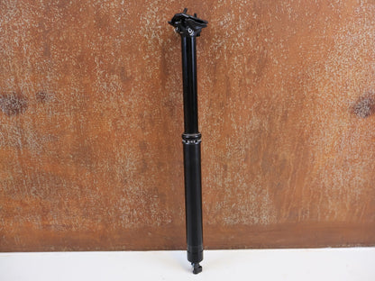 Sattelstütze von Bikeyoke, BIKEYOKE DIVINE 160MM DROPPERPOST SATTELSTÜTZE 31.6 MM vor USEDBIKES-OB.DE Hintergrund