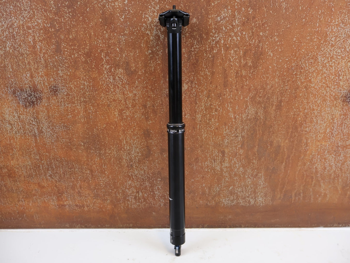 Sattelstütze von Bikeyoke, BIKEYOKE DIVINE 160MM DROPPERPOST SATTELSTÜTZE 31.6 MM vor USEDBIKES-OB.DE Hintergrund