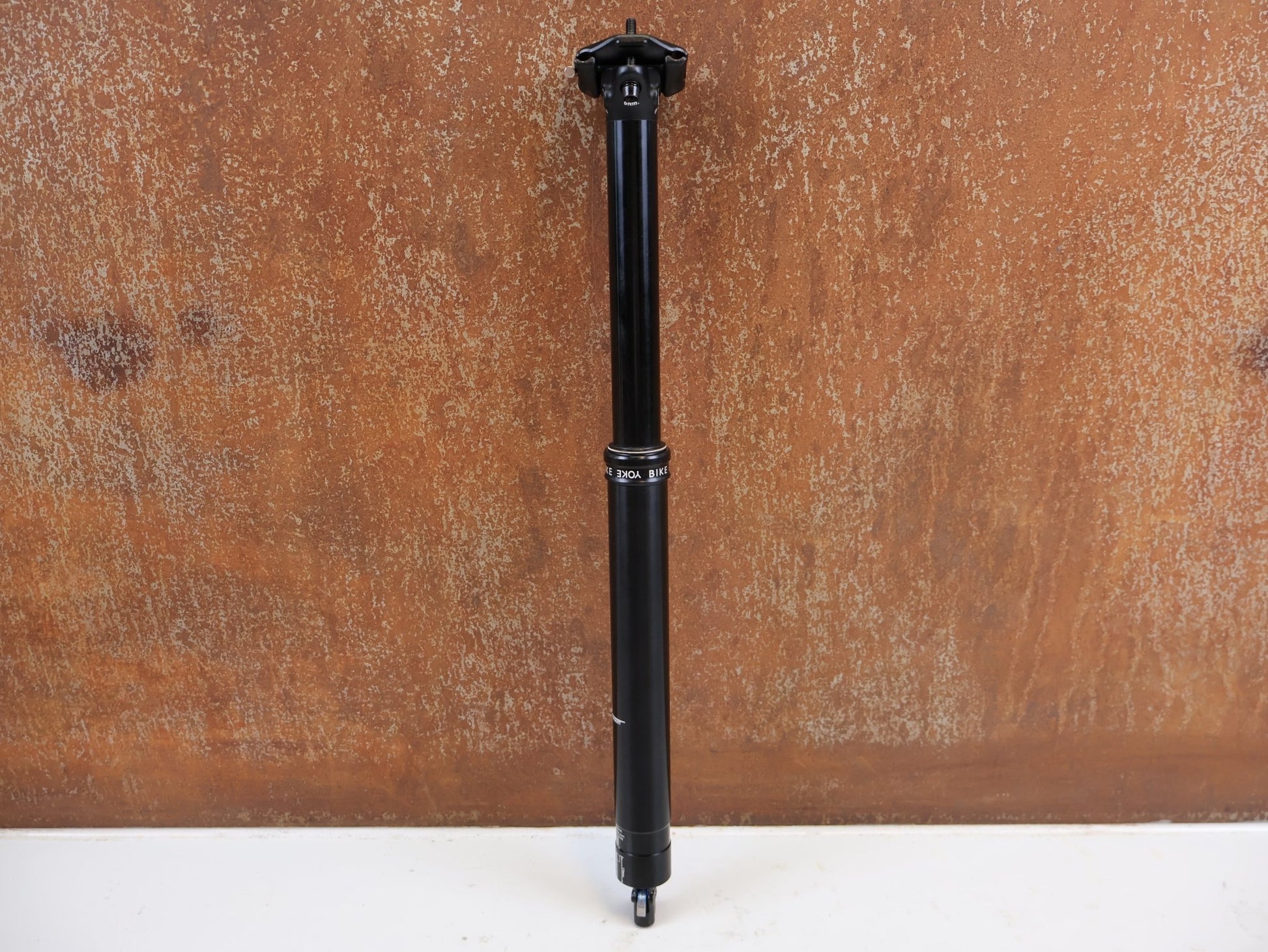 Sattelstütze von Bikeyoke, BIKEYOKE DIVINE 160MM DROPPERPOST SATTELSTÜTZE 31.6 MM vor USEDBIKES-OB.DE Hintergrund