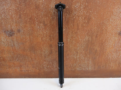 Sattelstütze von Bikeyoke, BIKEYOKE DIVINE 160MM DROPPERPOST SATTELSTÜTZE 31.6 MM vor USEDBIKES-OB.DE Hintergrund