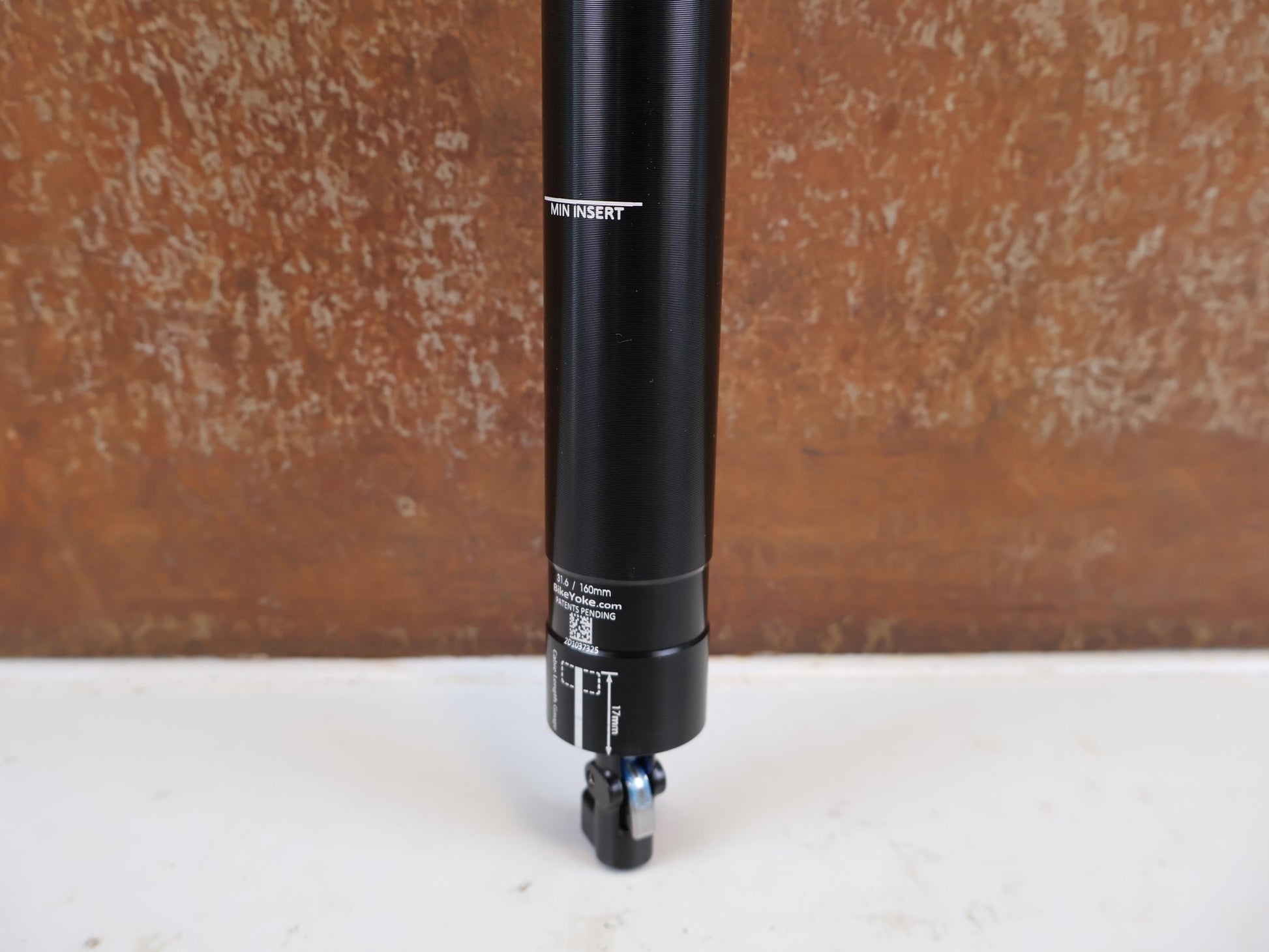 Sattelstütze von Bikeyoke, BIKEYOKE DIVINE 160MM DROPPERPOST SATTELSTÜTZE 31.6 MM vor USEDBIKES-OB.DE Hintergrund