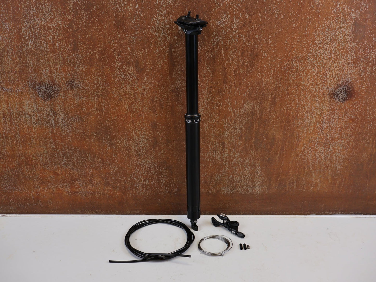 Sattelstütze von Bikeyoke, BIKEYOKE DIVINE 160MM DROPPERPOST SATTELSTÜTZE 31.6 MM vor USEDBIKES-OB.DE Hintergrund