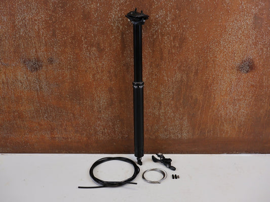 Sattelstütze von Bikeyoke, BIKEYOKE DIVINE 160MM DROPPERPOST SATTELSTÜTZE 31.6 MM vor USEDBIKES-OB.DE Hintergrund