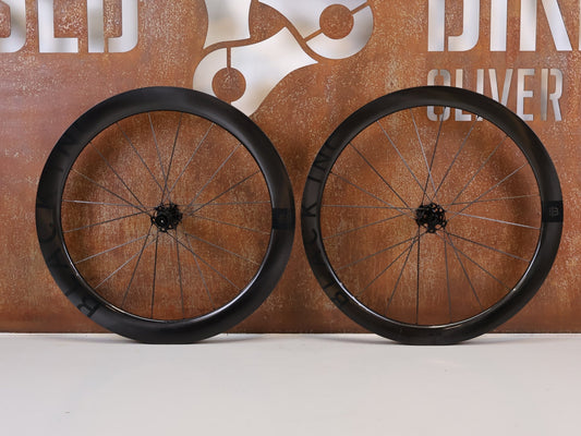 Laufrad/Laufradsatz von Black Ink, Black Inc 48 58 Carbon Aero Laufradsatz Shimano HG Ceramic vor USEDBIKES-OB.DE Hintergrund