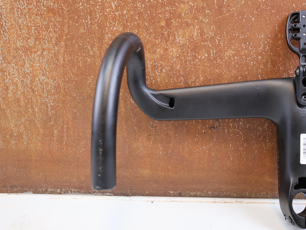 Lenker von Black Ink, Black Inc Integrated Aero Barstem AB02 Cockpit 40x110mm vor USEDBIKES-OB.DE Hintergrund