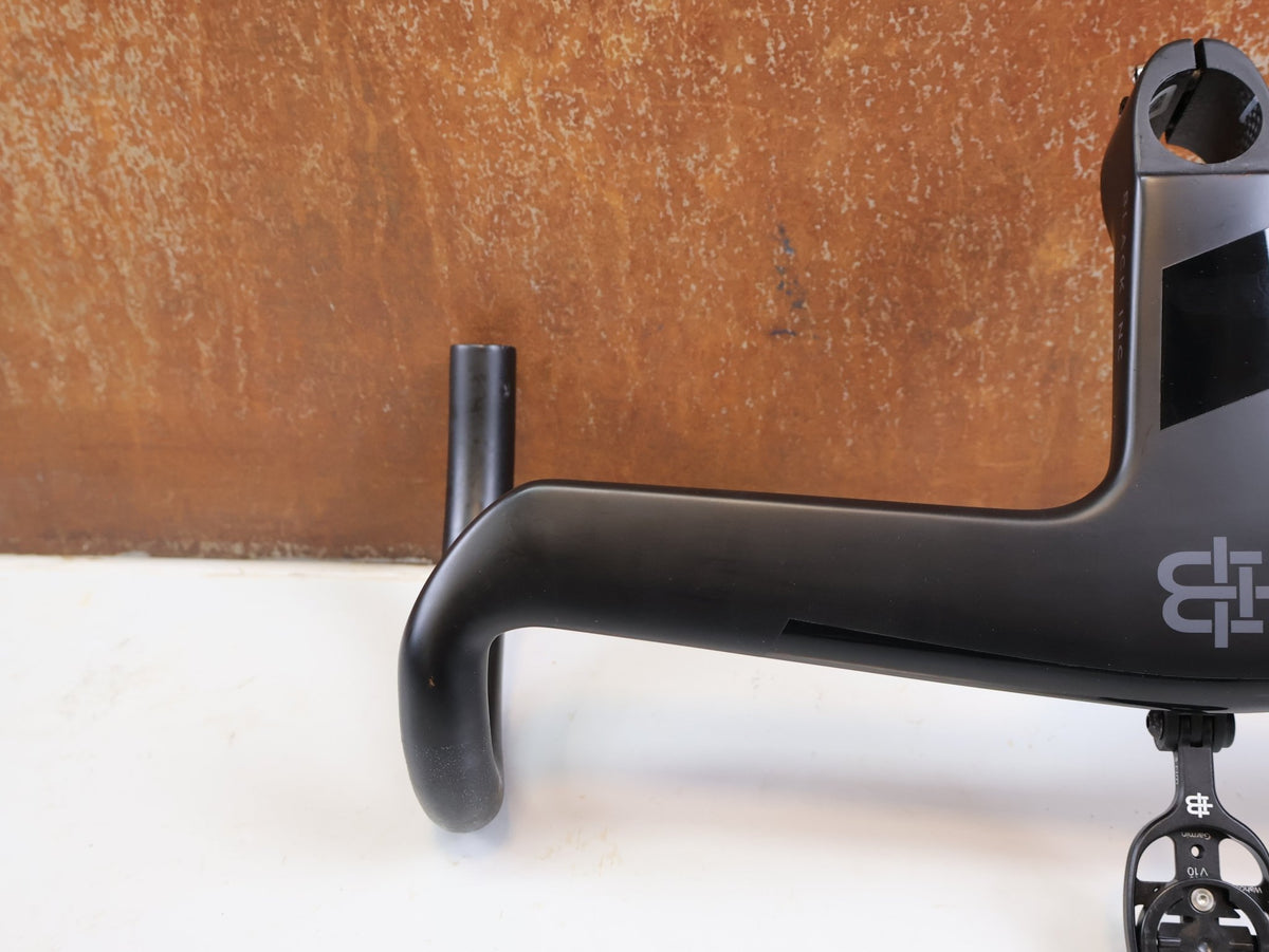 Lenker von Black Ink, Black Inc Integrated Aero Barstem AB02 Cockpit 40x110mm vor USEDBIKES-OB.DE Hintergrund