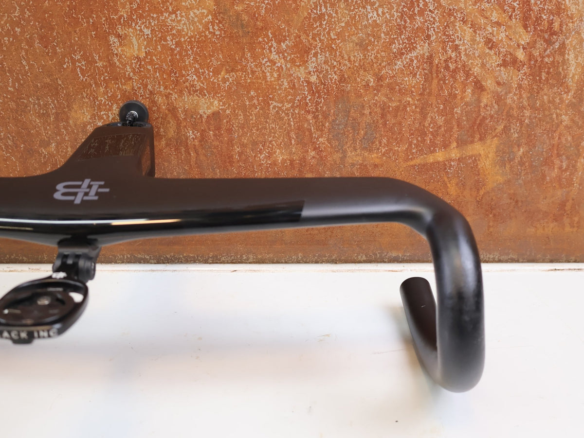 Lenker von Black Ink, Black Inc Integrated Aero Barstem AB02 Cockpit 40x110mm vor USEDBIKES-OB.DE Hintergrund
