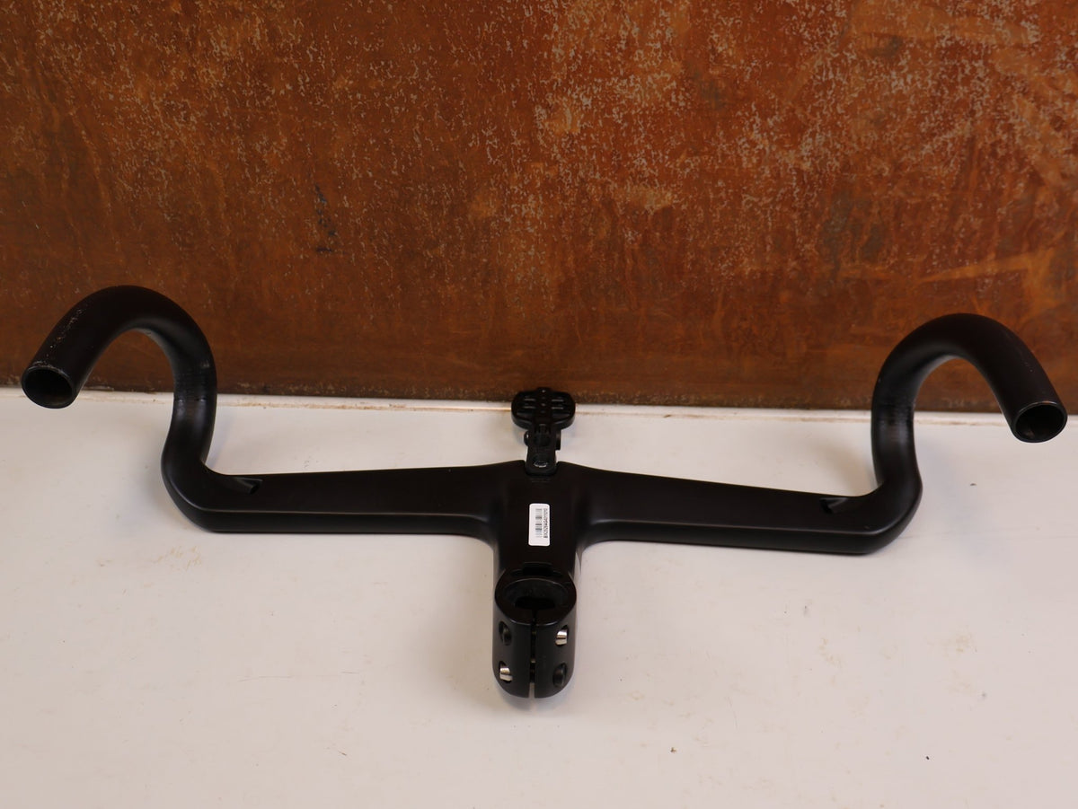 Lenker von Black Ink, Black Inc Integrated Aero Barstem AB02 Cockpit 40x110mm vor USEDBIKES-OB.DE Hintergrund