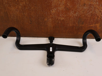 Lenker von Black Ink, Black Inc Integrated Aero Barstem AB02 Cockpit 40x110mm vor USEDBIKES-OB.DE Hintergrund