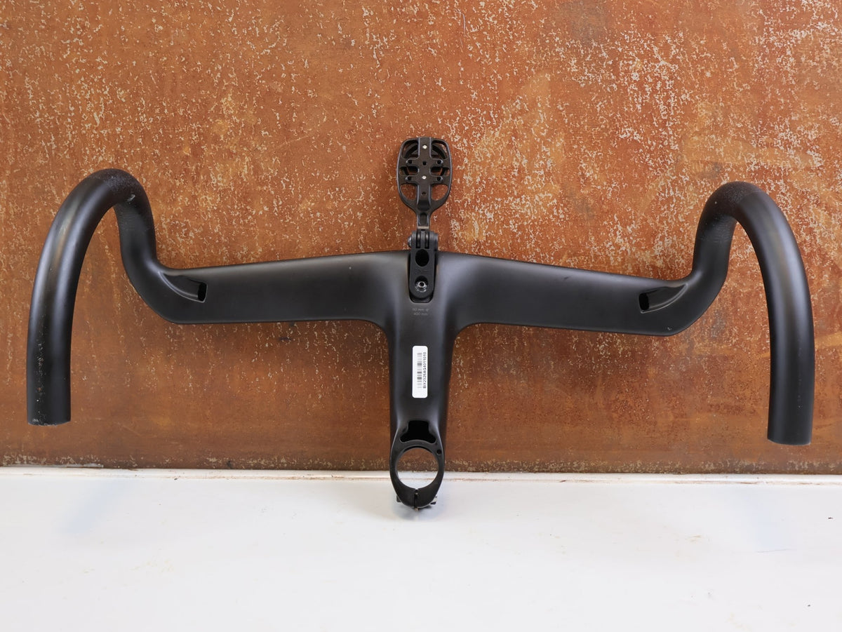 Lenker von Black Ink, Black Inc Integrated Aero Barstem AB02 Cockpit 40x110mm vor USEDBIKES-OB.DE Hintergrund