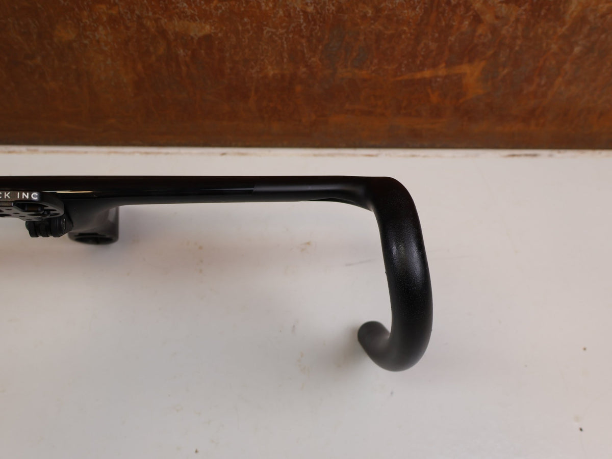 Lenker von Black Ink, Black Inc Integrated Aero Barstem AB02 Cockpit 40x110mm vor USEDBIKES-OB.DE Hintergrund