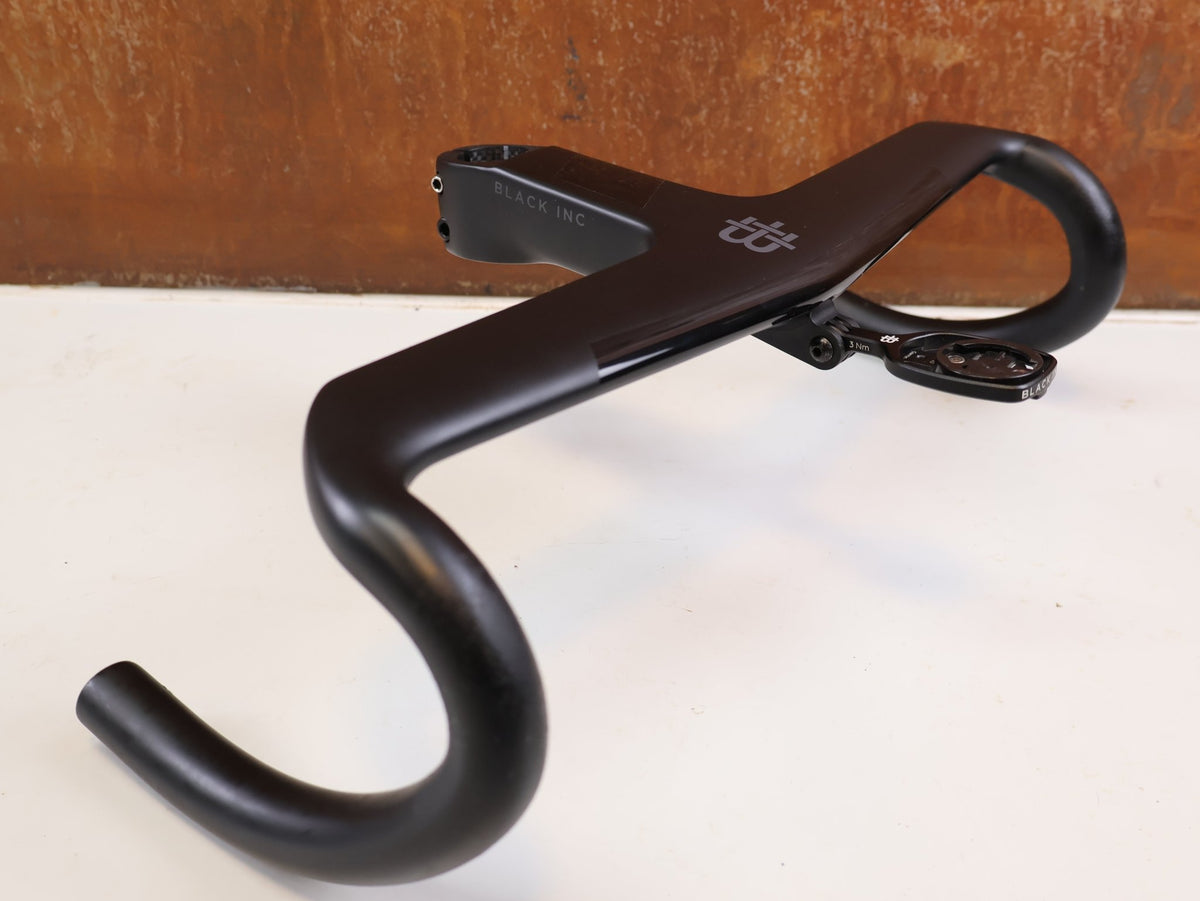 Lenker von Black Ink, Black Inc Integrated Aero Barstem AB02 Cockpit 40x110mm vor USEDBIKES-OB.DE Hintergrund
