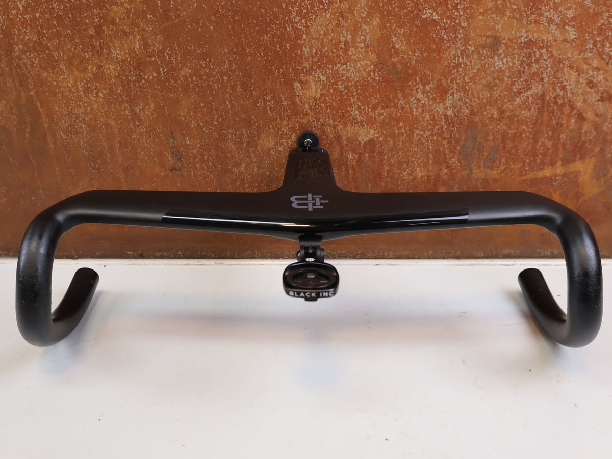 Lenker von Black Ink, Black Inc Integrated Aero Barstem AB02 Cockpit 40x110mm vor USEDBIKES-OB.DE Hintergrund