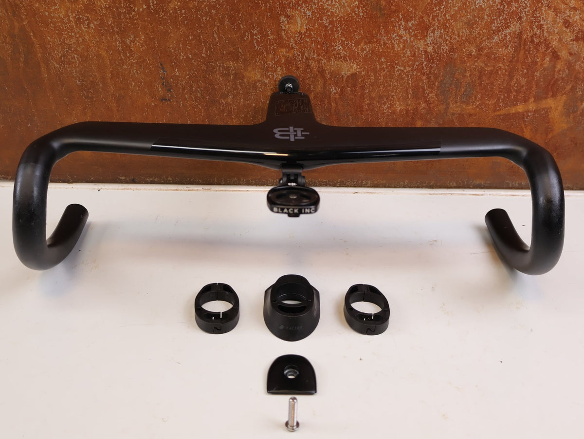 Lenker von Black Ink, Black Inc Integrated Aero Barstem AB02 Cockpit 40x110mm vor USEDBIKES-OB.DE Hintergrund