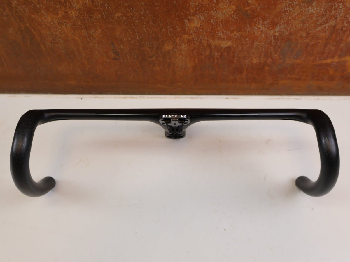 Lenker von Black Ink, Black Inc Integrated Aero Barstem AB02 Cockpit 40x110mm vor USEDBIKES-OB.DE Hintergrund