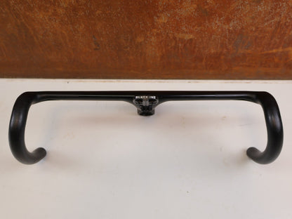 Lenker von Black Ink, Black Inc Integrated Aero Barstem AB02 Cockpit 40x110mm vor USEDBIKES-OB.DE Hintergrund