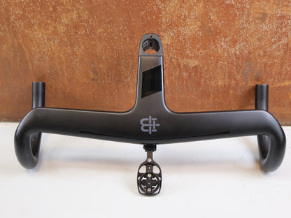 Lenker von Black Ink, Black Inc Integrated Aero Barstem AB02 Cockpit 40x110mm vor USEDBIKES-OB.DE Hintergrund