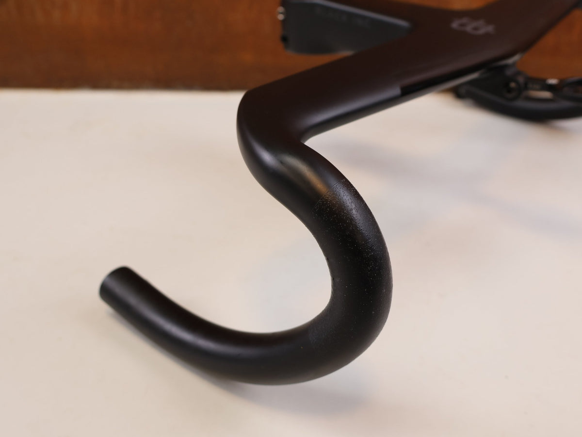 Lenker von Black Ink, Black Inc Integrated Aero Barstem AB02 Cockpit 40x110mm vor USEDBIKES-OB.DE Hintergrund