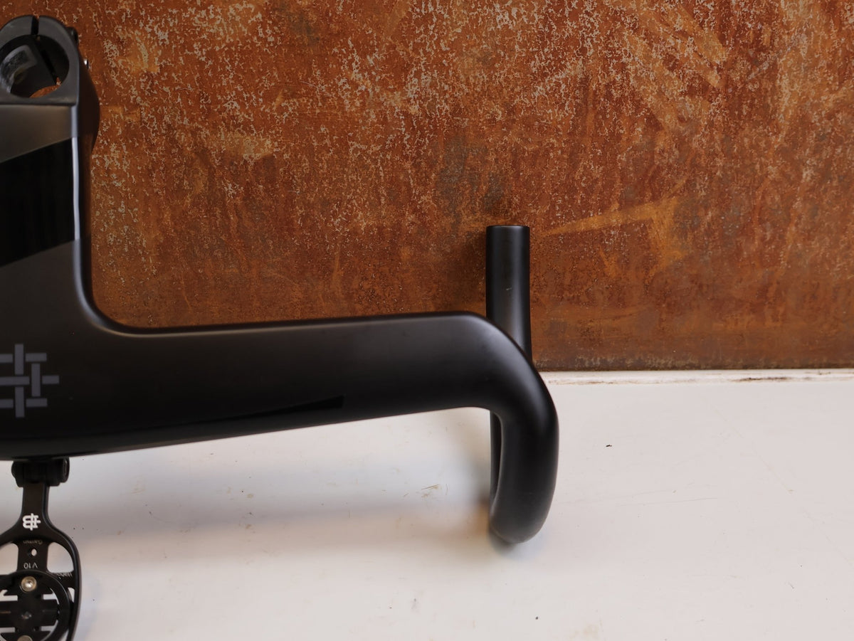 Lenker von Black Ink, Black Inc Integrated Aero Barstem AB02 Cockpit 40x110mm vor USEDBIKES-OB.DE Hintergrund