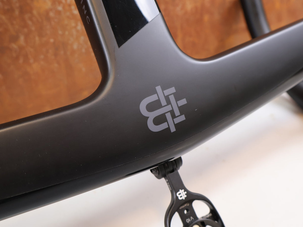 Lenker von Black Ink, Black Inc Integrated Aero Barstem AB02 Cockpit 40x110mm vor USEDBIKES-OB.DE Hintergrund