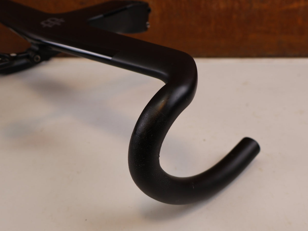 Lenker von Black Ink, Black Inc Integrated Aero Barstem AB02 Cockpit 40x110mm vor USEDBIKES-OB.DE Hintergrund