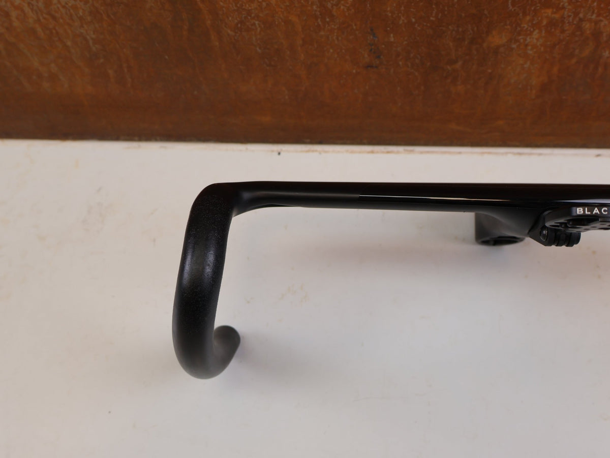 Lenker von Black Ink, Black Inc Integrated Aero Barstem AB02 Cockpit 40x110mm vor USEDBIKES-OB.DE Hintergrund