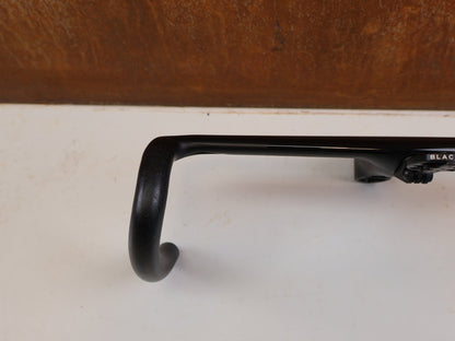 Lenker von Black Ink, Black Inc Integrated Aero Barstem AB02 Cockpit 40x110mm vor USEDBIKES-OB.DE Hintergrund