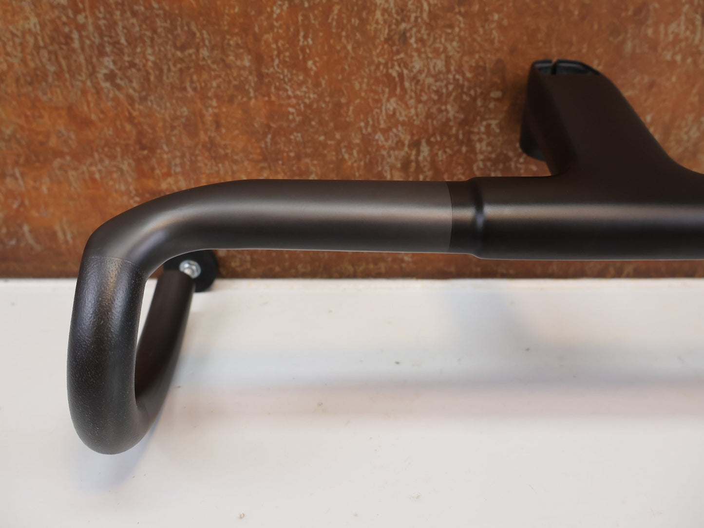 Lenker von Bmc, BMC COCKPIT ICS CARBON EVO / CARBON LENKER - VORBAU - EINHEIT 420 MM X 120 MM vor USEDBIKES - OB.DE Hintergrund
