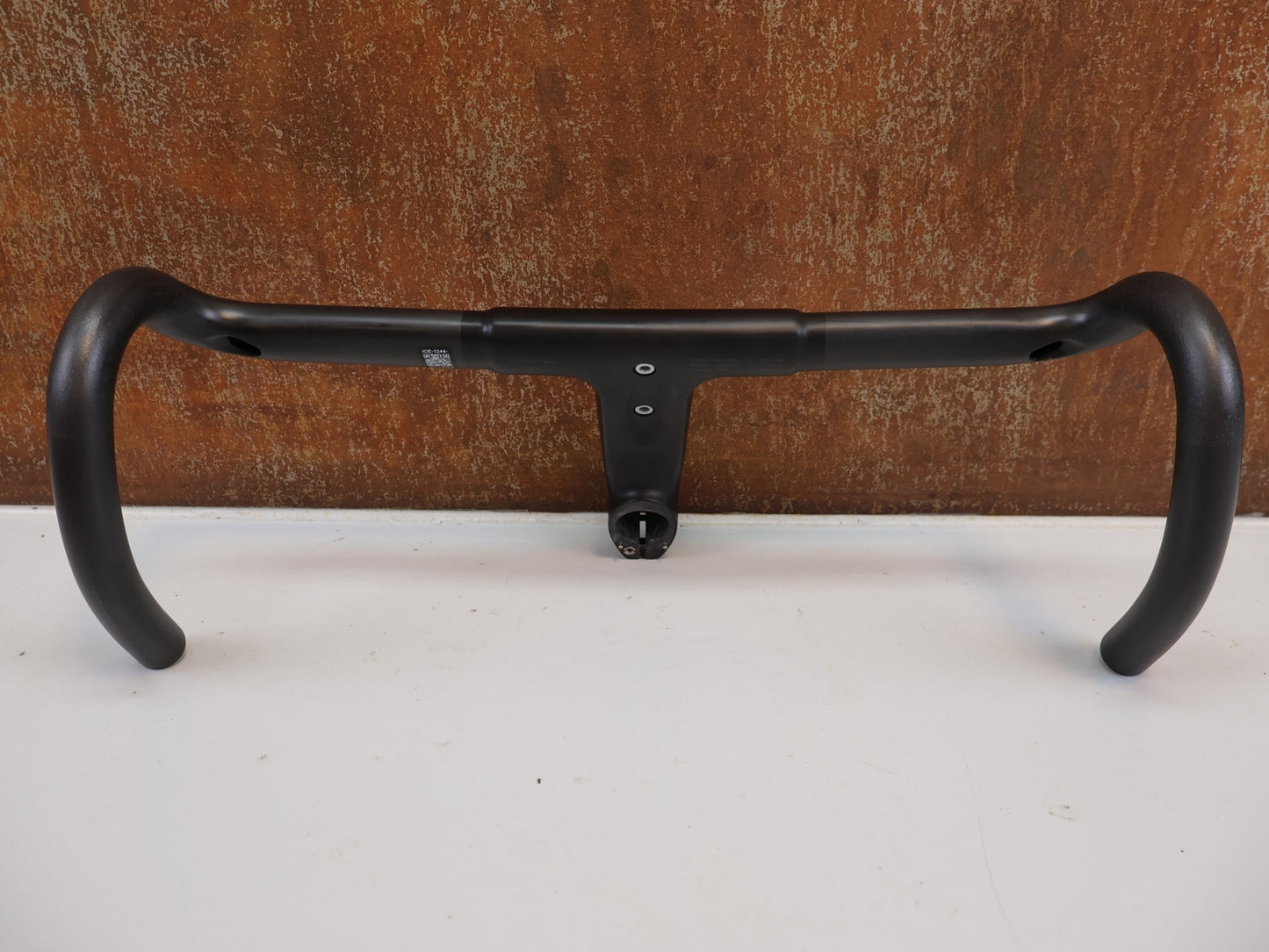 Lenker von Bmc, BMC COCKPIT ICS CARBON EVO / CARBON LENKER - VORBAU - EINHEIT 420 MM X 120 MM vor USEDBIKES - OB.DE Hintergrund
