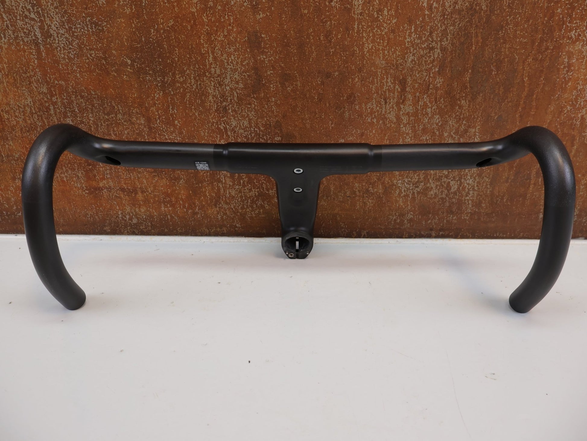 Lenker von Bmc, BMC COCKPIT ICS CARBON EVO / CARBON LENKER - VORBAU - EINHEIT 420 MM X 120 MM vor USEDBIKES - OB.DE Hintergrund