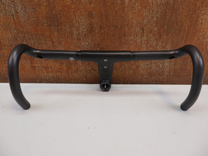 Lenker von Bmc, BMC COCKPIT ICS CARBON EVO / CARBON LENKER - VORBAU - EINHEIT 420 MM X 120 MM vor USEDBIKES - OB.DE Hintergrund
