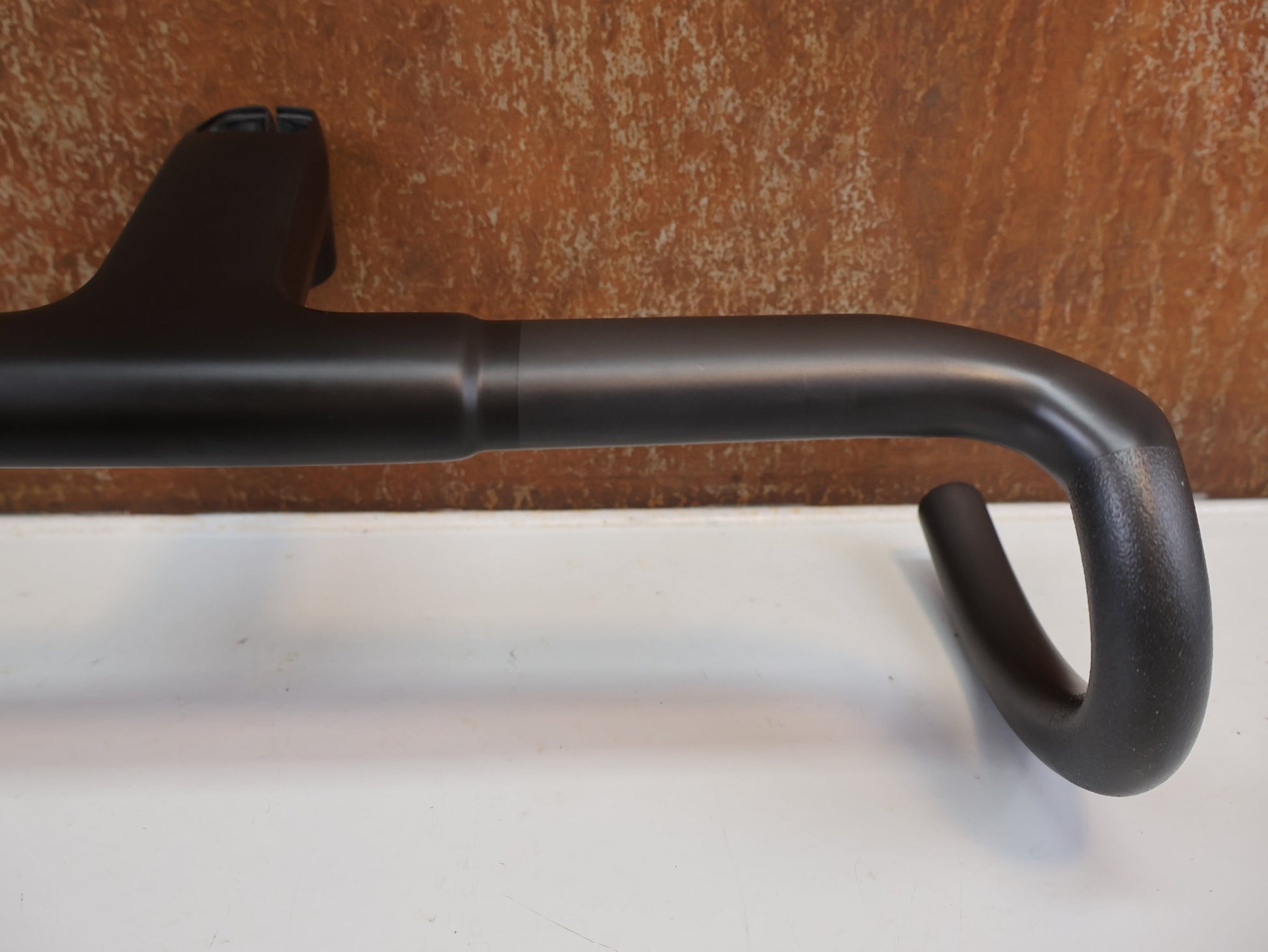 Lenker von Bmc, BMC COCKPIT ICS CARBON EVO / CARBON LENKER - VORBAU - EINHEIT 420 MM X 120 MM vor USEDBIKES - OB.DE Hintergrund