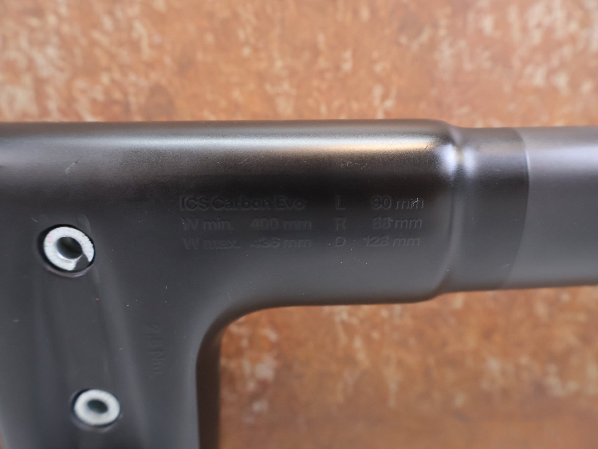 Lenker von Bmc, BMC COCKPIT ICS CARBON EVO / LENKER-VORBAU-EINHEIT 400 MM X 90 MM vor USEDBIKES-OB.DE Hintergrund