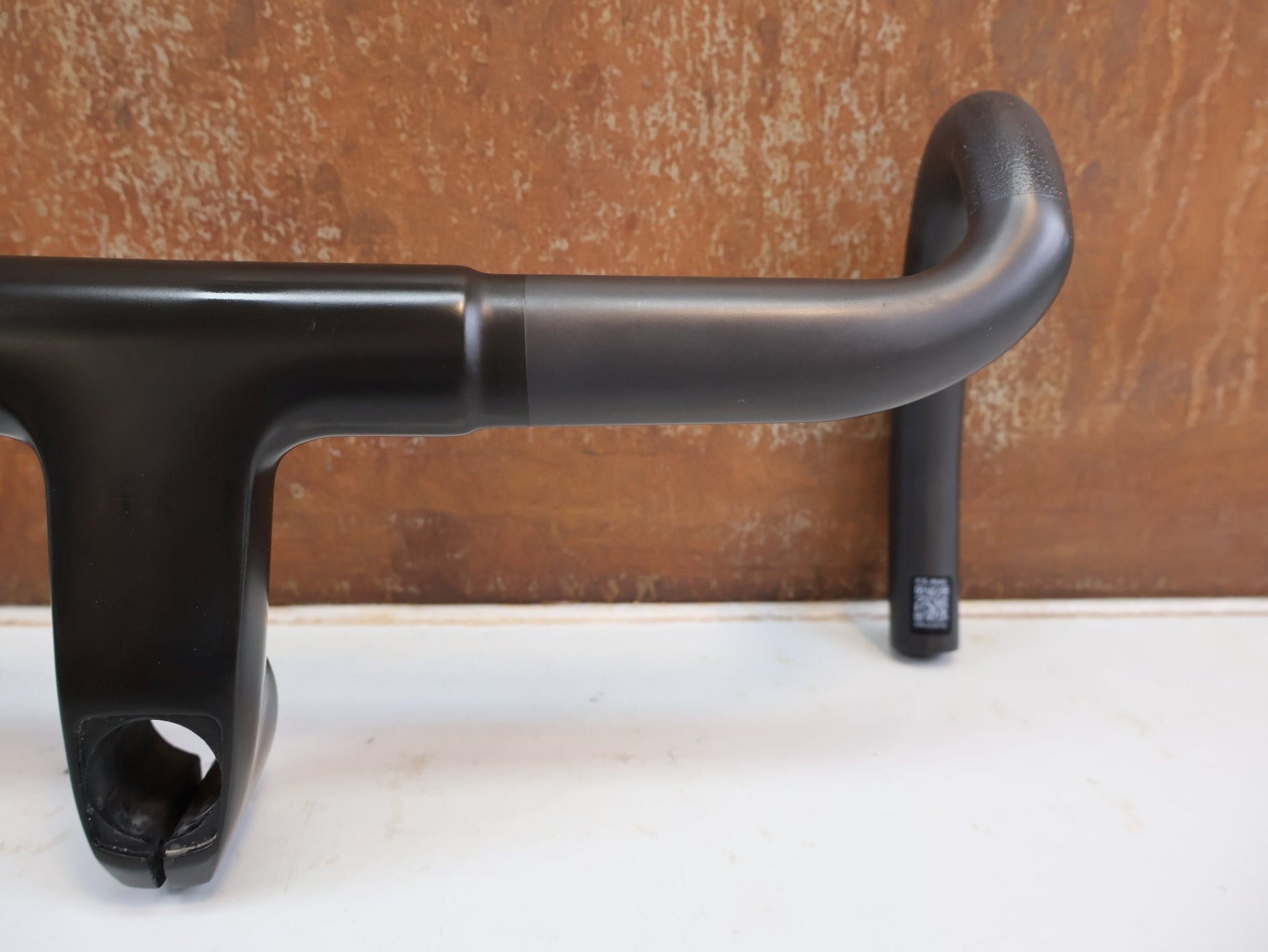 Lenker von Bmc, BMC COCKPIT ICS CARBON EVO / LENKER-VORBAU-EINHEIT 400 MM X 90 MM vor USEDBIKES-OB.DE Hintergrund