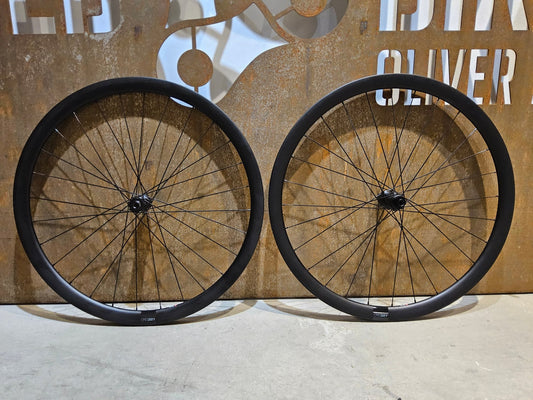 Laufrad/Laufradsatz von Bmc, BMC CRD - 321 CARBON LAUFRADSATZ DISC vor USEDBIKES - OB.DE Hintergrund
