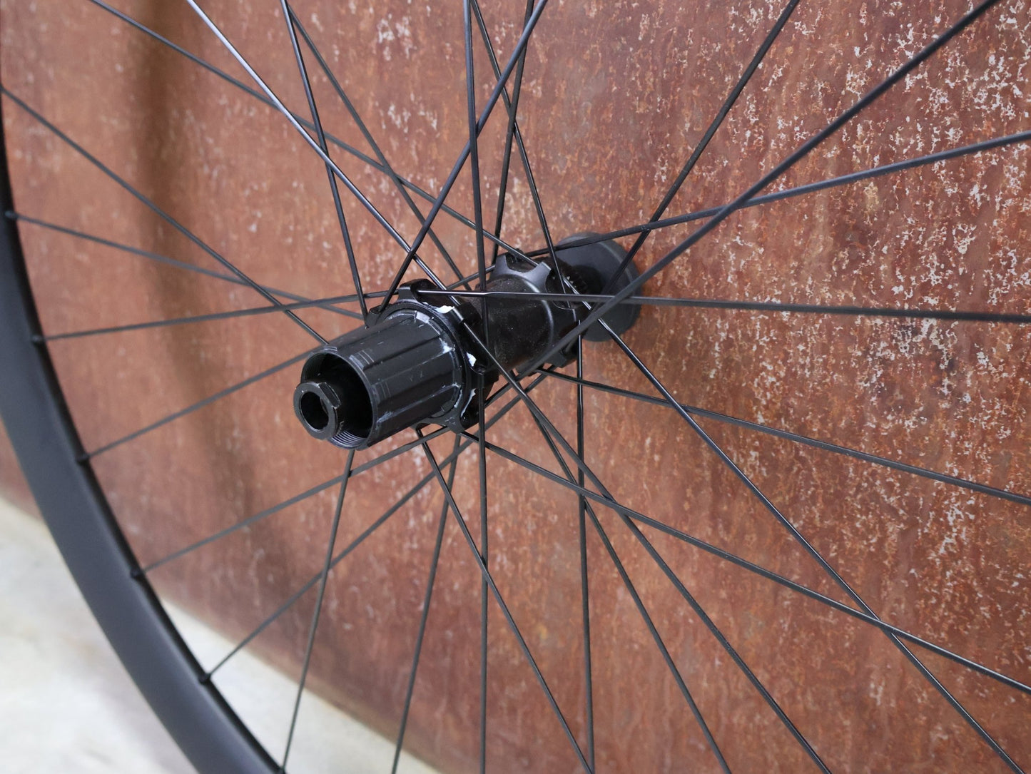 Laufrad/Laufradsatz von Bmc, BMC CRD - 321 CARBON LAUFRADSATZ DISC vor USEDBIKES - OB.DE Hintergrund